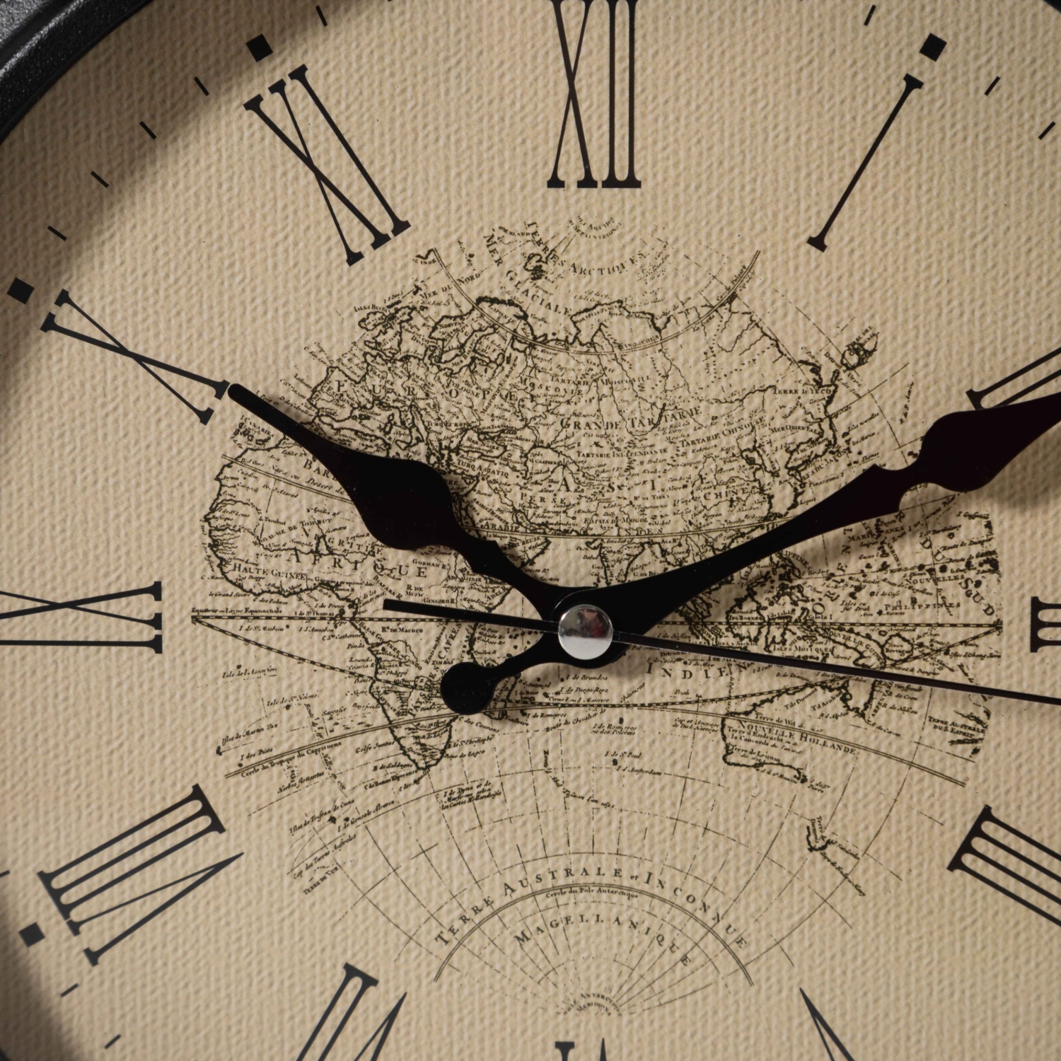 14aee6b7-6407-43f3-a69f-bf160fd3801e Настольные металлические часы Map