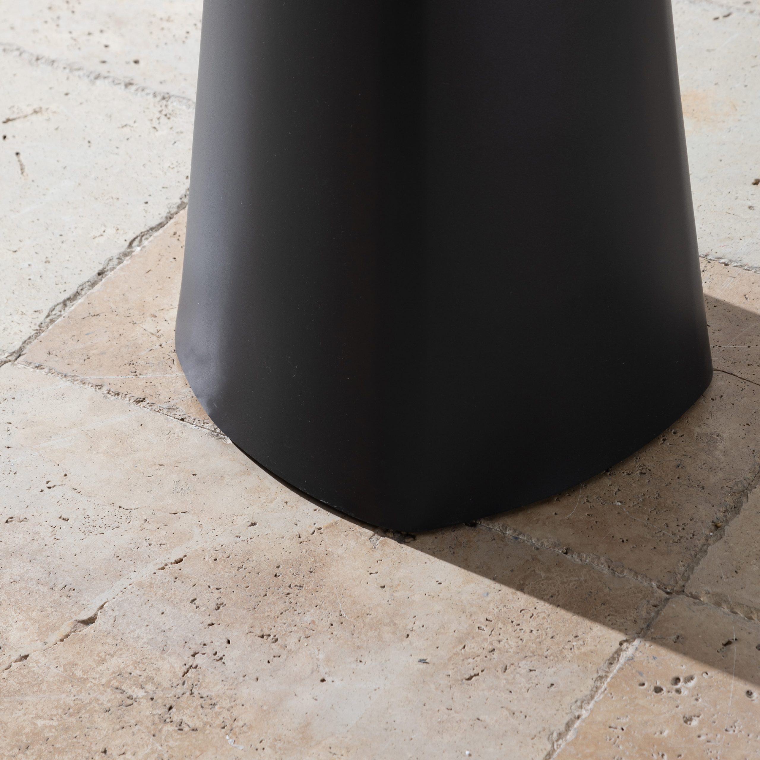 Mol table black