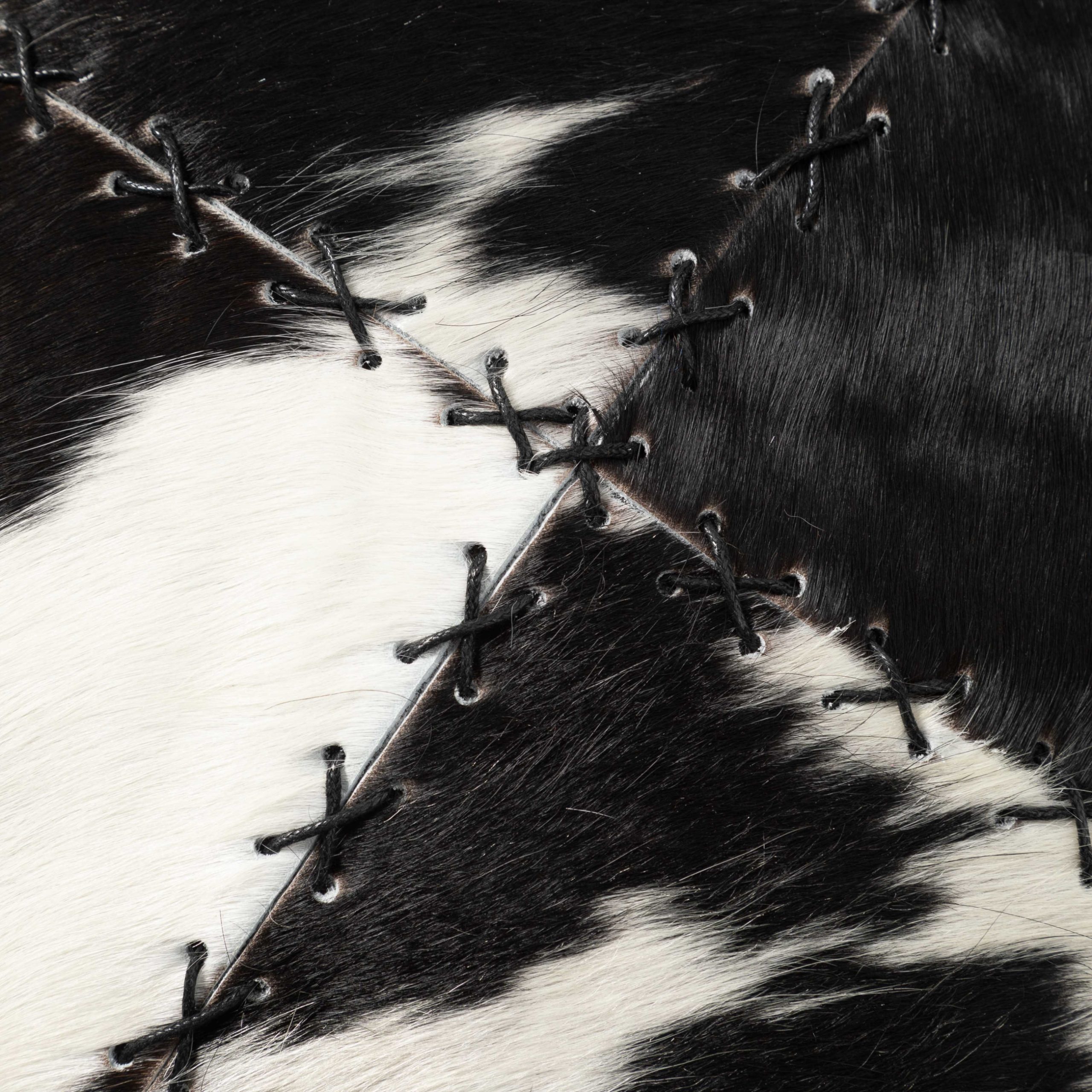 Кожаная подушка «Софья», черно-белая, 45х45 см