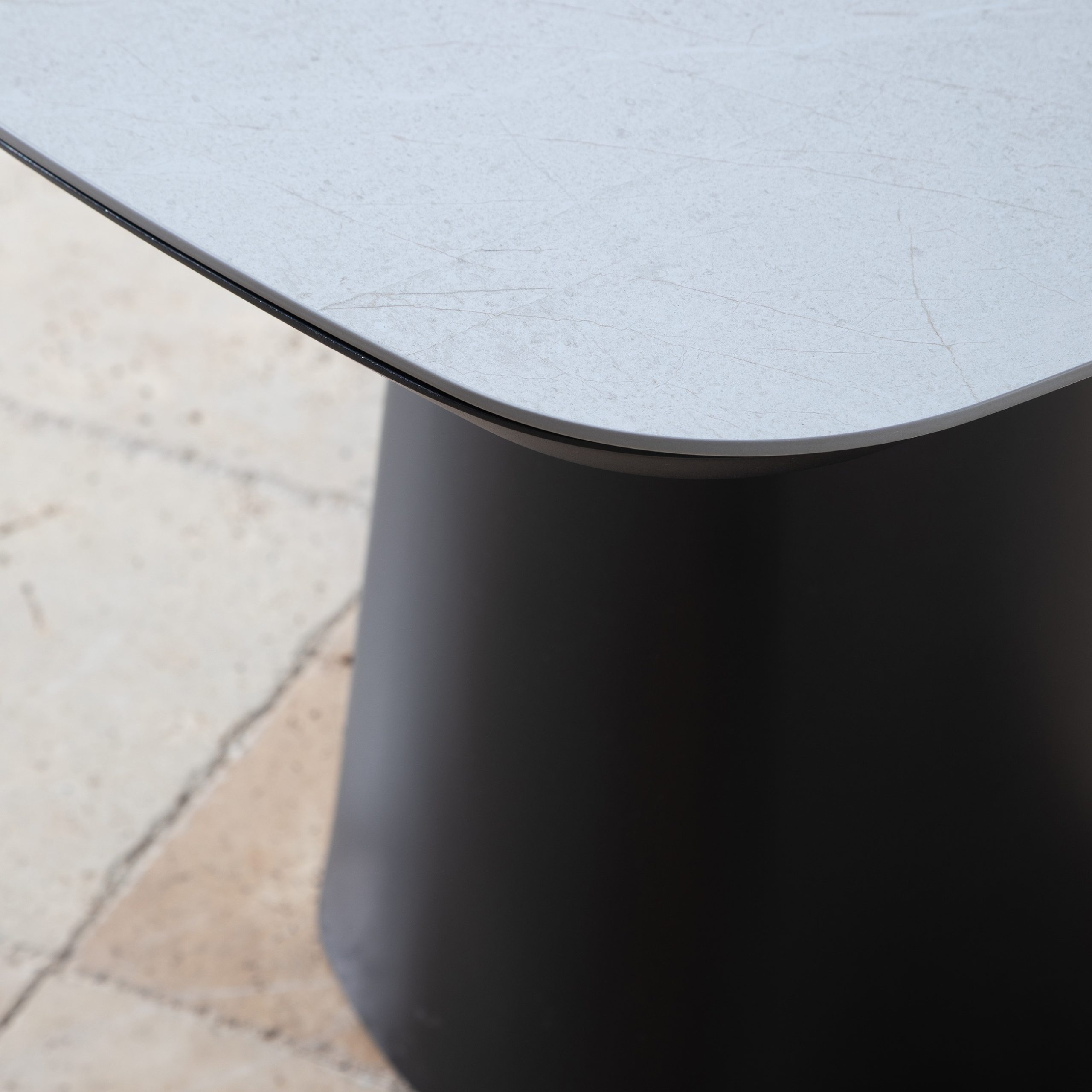 Mol table black