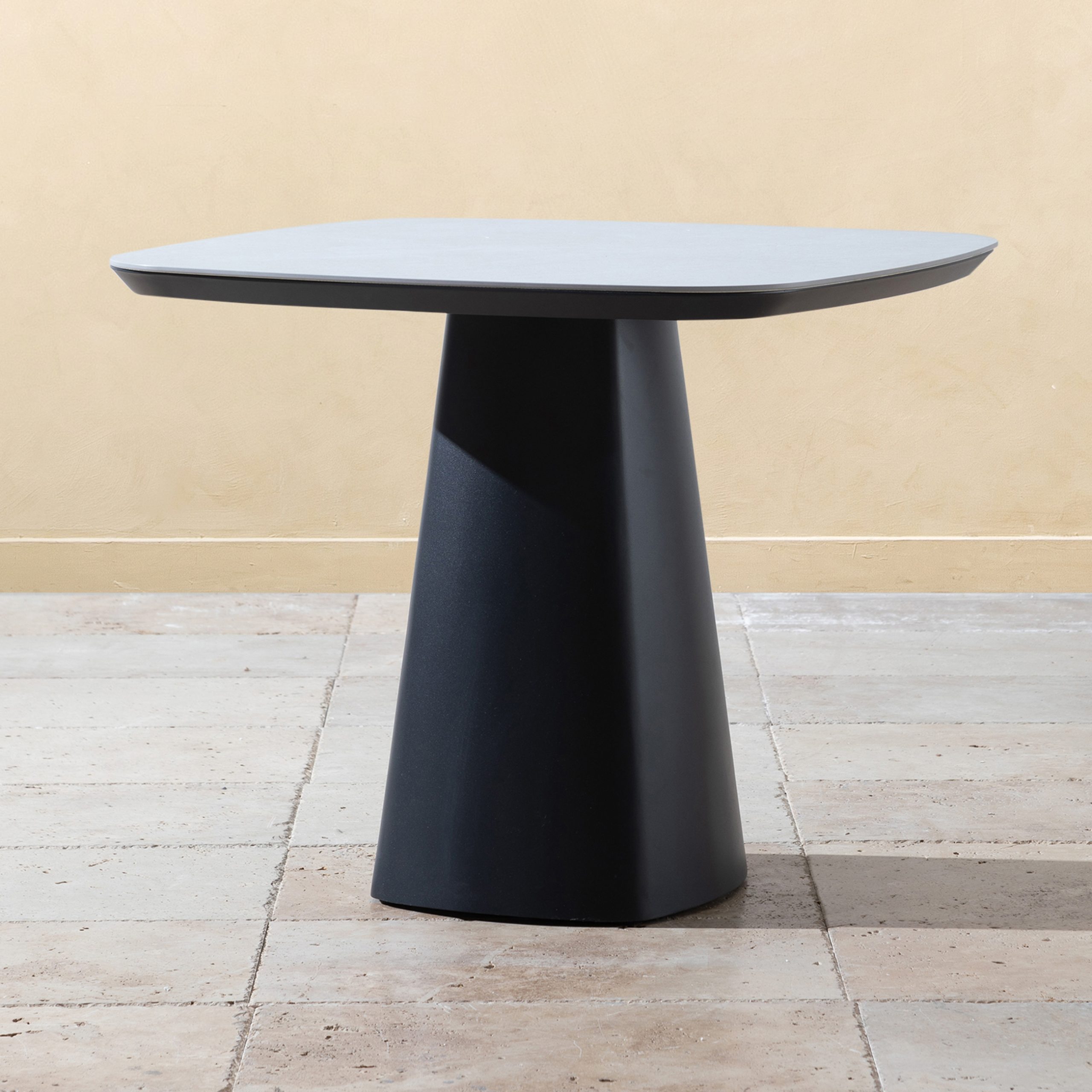 Mol table black