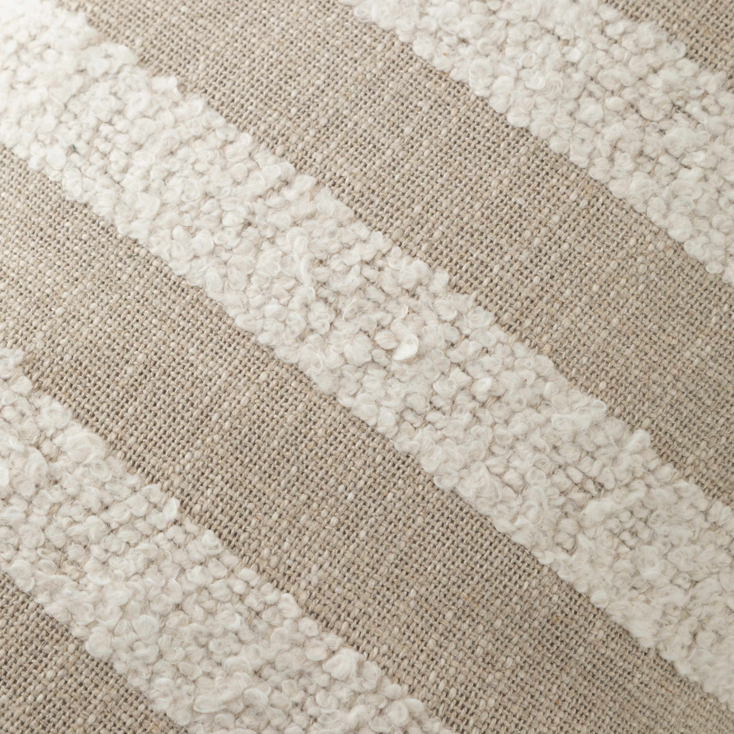 Полосатая подушка Emmy, бежевая, 35х55 см